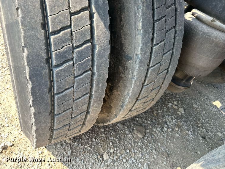 image for item DS6327 2015 Peterbilt 389  semi truck