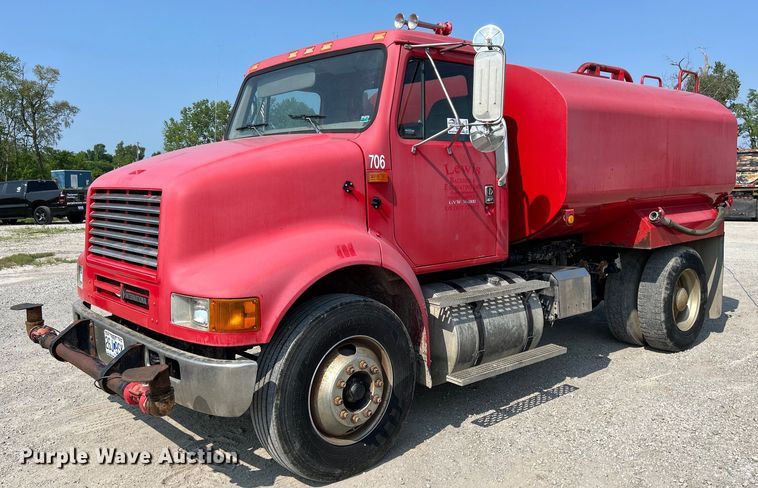 image for item DS6330 2001 International 8100  water truck