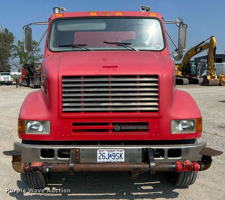 image for item DS6330 2001 International 8100  water truck