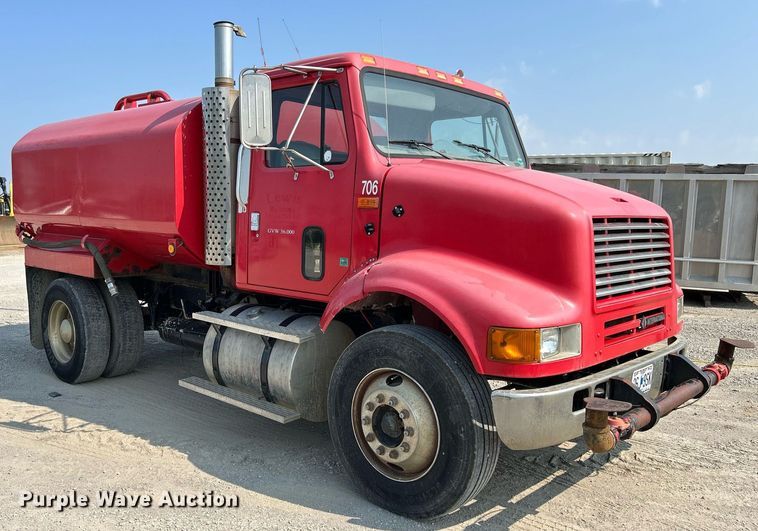 image for item DS6330 2001 International 8100  water truck