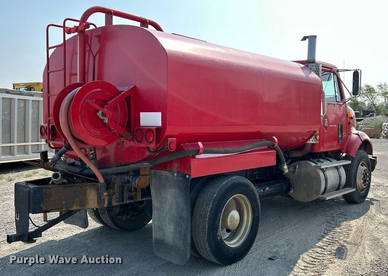 image for item DS6330 2001 International 8100  water truck