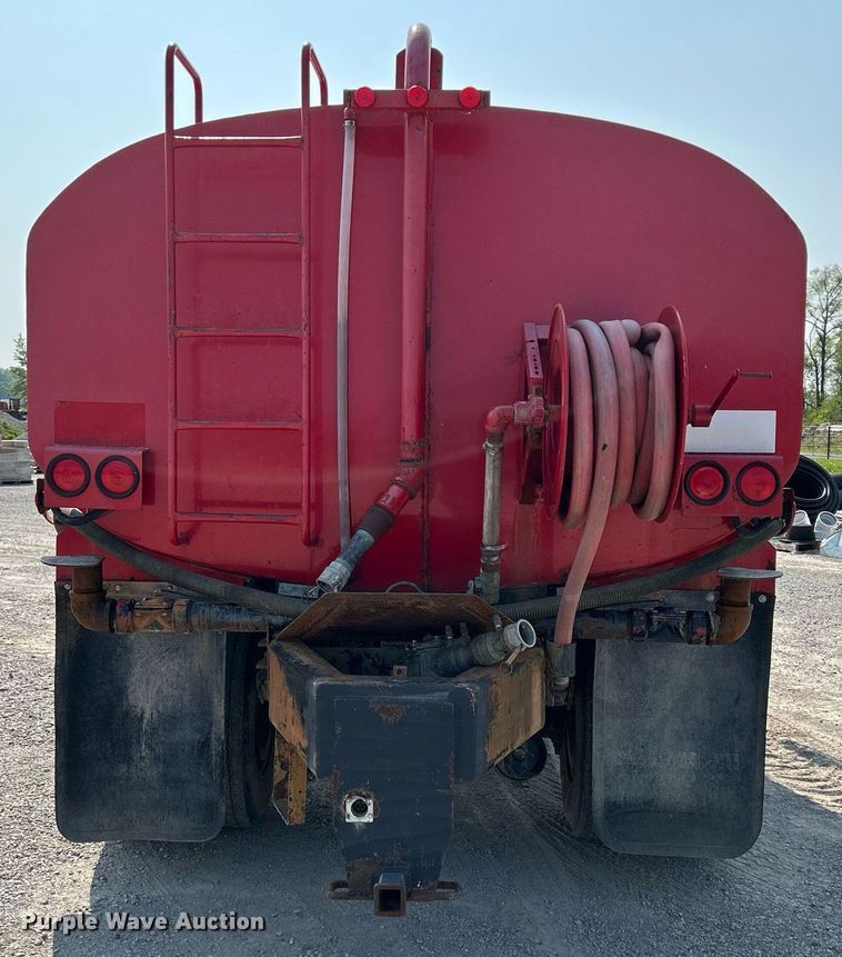 image for item DS6330 2001 International 8100  water truck