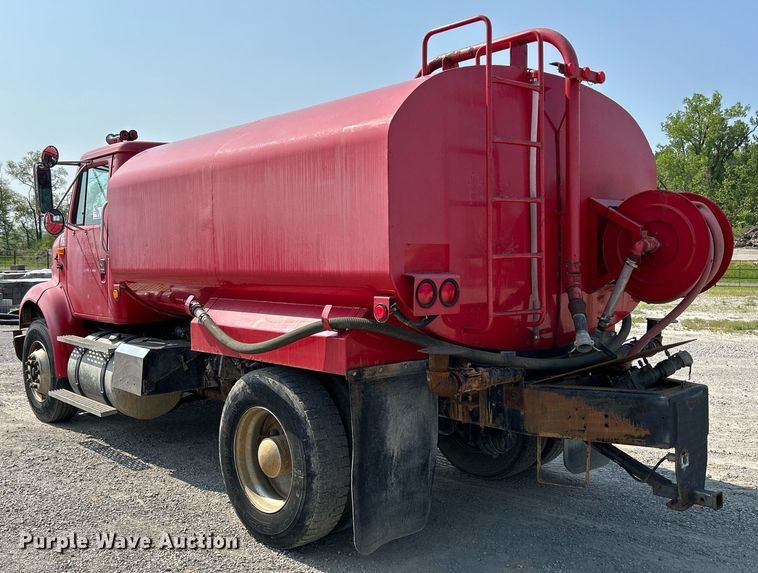 image for item DS6330 2001 International 8100  water truck