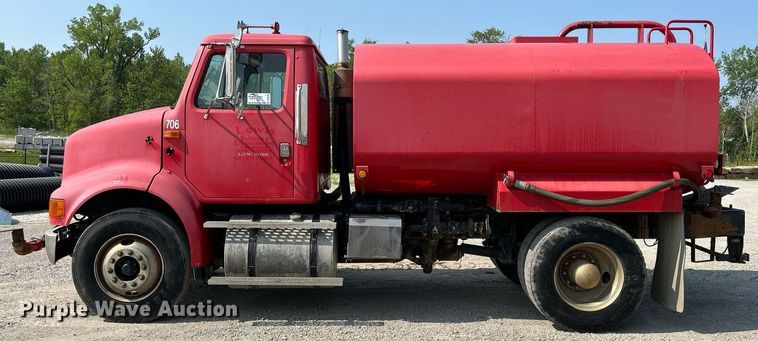 image for item DS6330 2001 International 8100  water truck