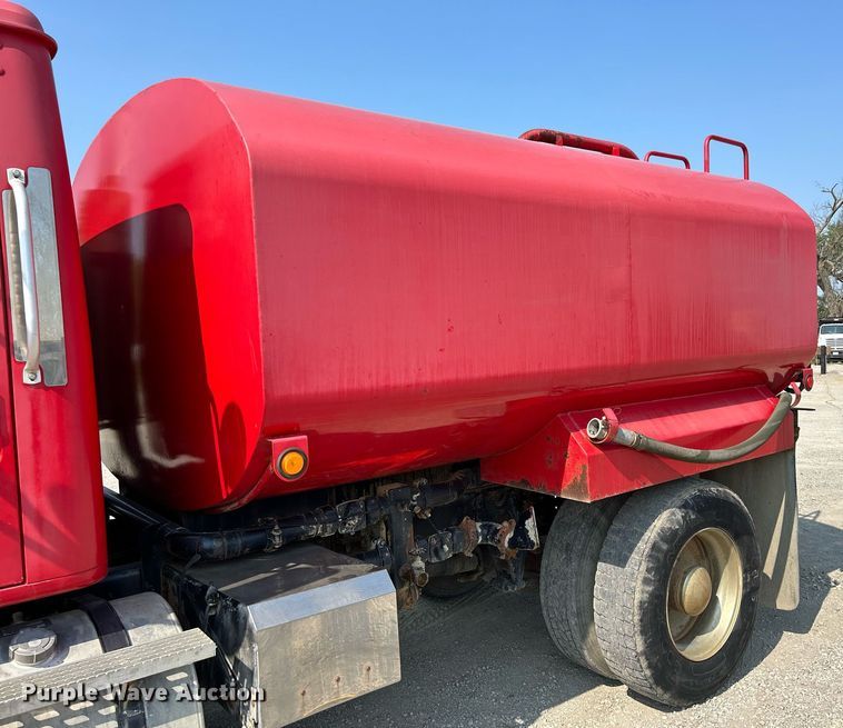 image for item DS6330 2001 International 8100  water truck