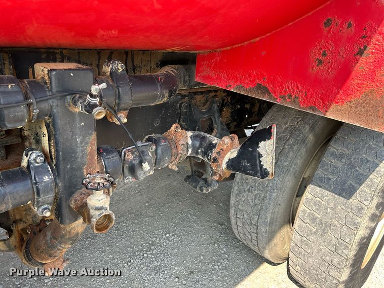 image for item DS6330 2001 International 8100  water truck