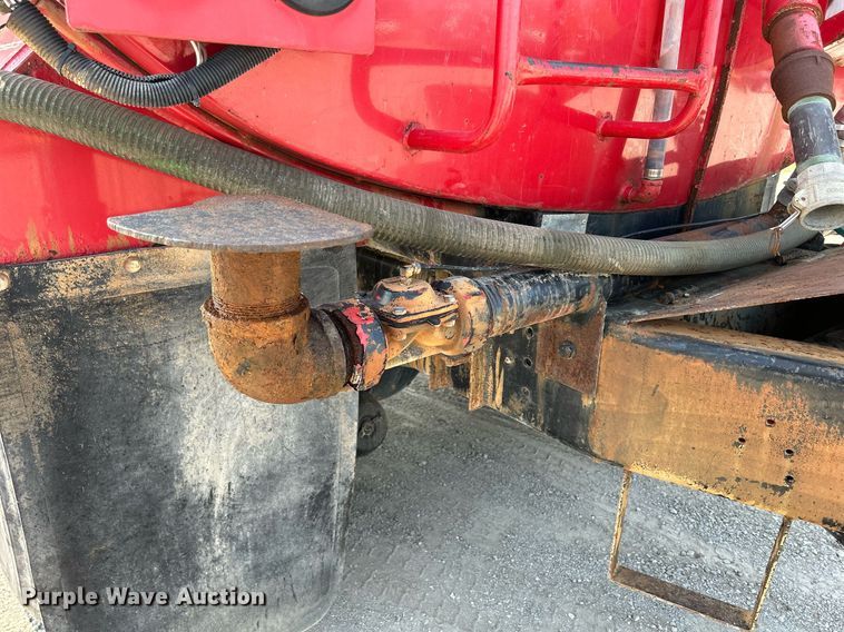 image for item DS6330 2001 International 8100  water truck