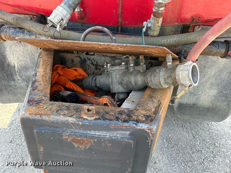 image for item DS6330 2001 International 8100  water truck