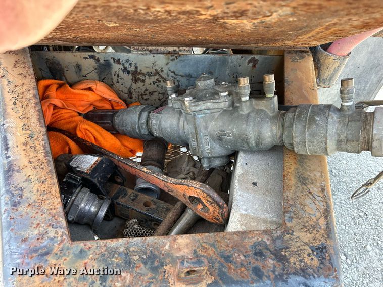 image for item DS6330 2001 International 8100  water truck