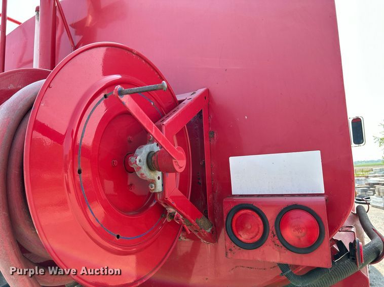 image for item DS6330 2001 International 8100  water truck