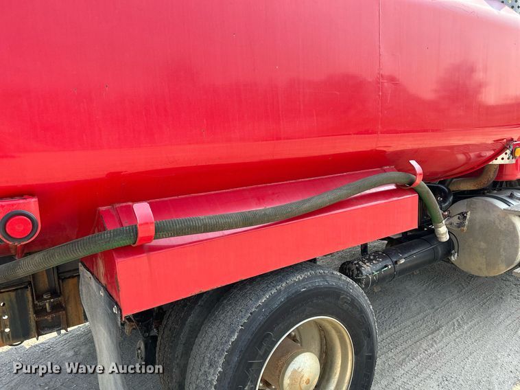 image for item DS6330 2001 International 8100  water truck