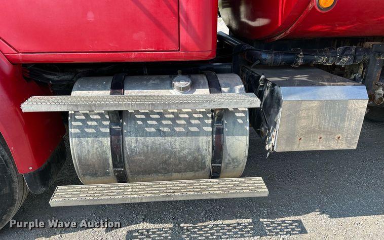 image for item DS6330 2001 International 8100  water truck