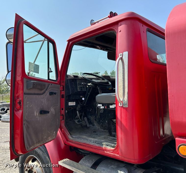 image for item DS6330 2001 International 8100  water truck