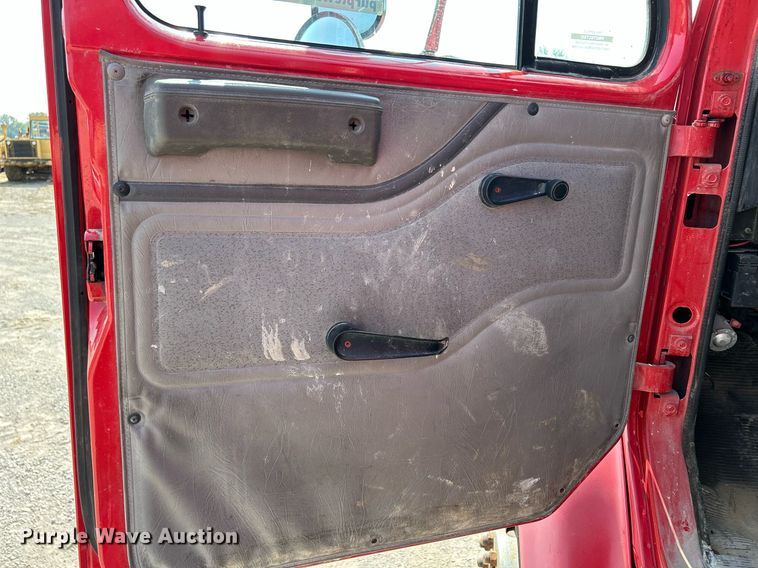 image for item DS6330 2001 International 8100  water truck