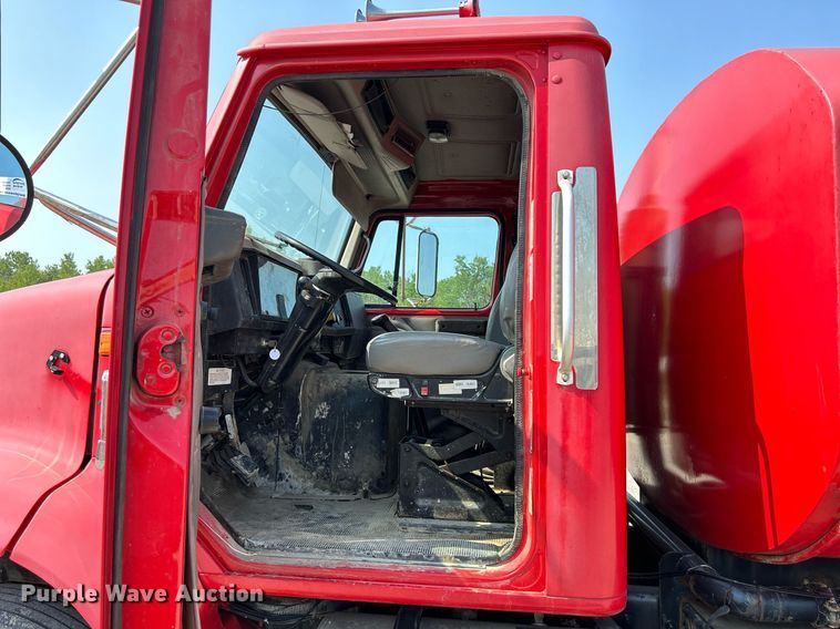 image for item DS6330 2001 International 8100  water truck