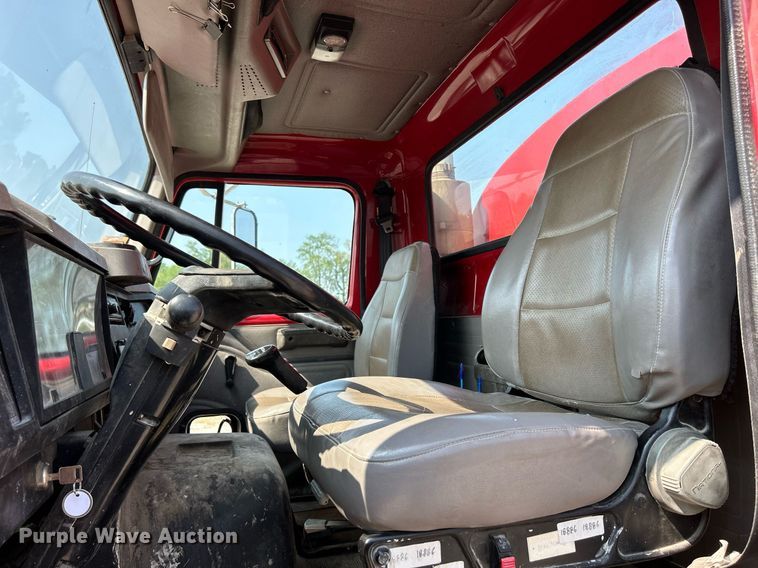 image for item DS6330 2001 International 8100  water truck