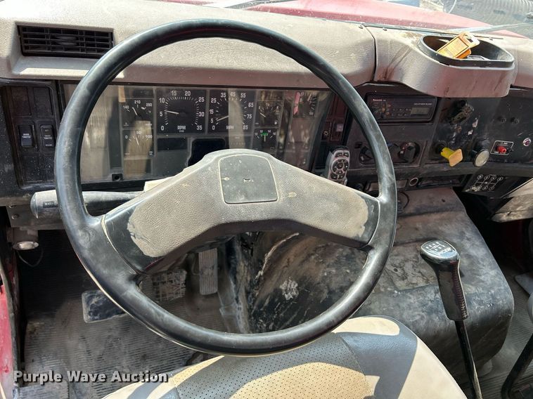 image for item DS6330 2001 International 8100  water truck