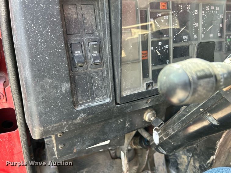 image for item DS6330 2001 International 8100  water truck