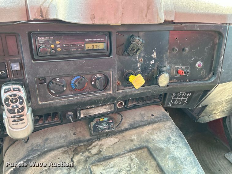 image for item DS6330 2001 International 8100  water truck