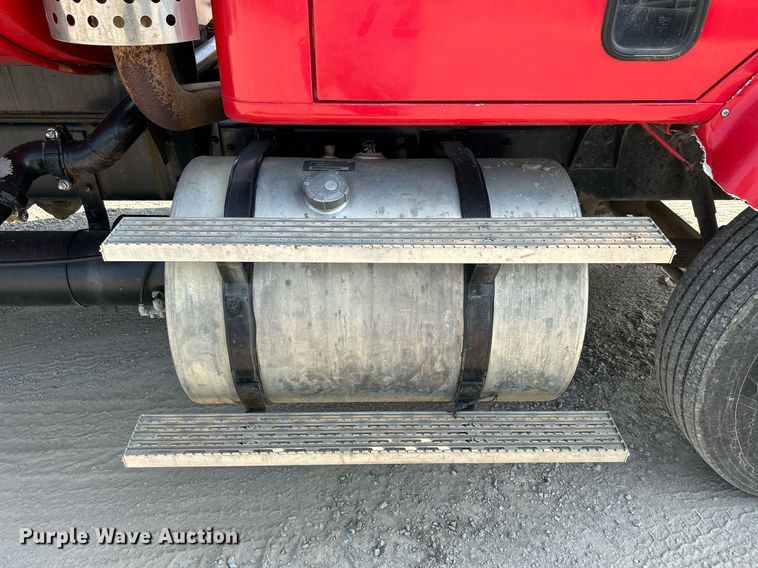 image for item DS6330 2001 International 8100  water truck