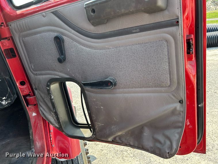 image for item DS6330 2001 International 8100  water truck