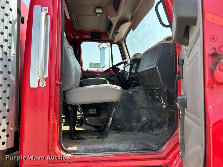 image for item DS6330 2001 International 8100  water truck