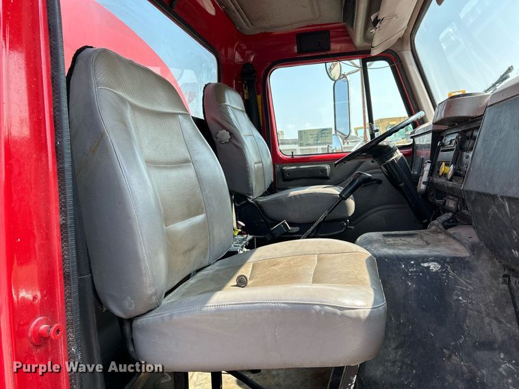 image for item DS6330 2001 International 8100  water truck