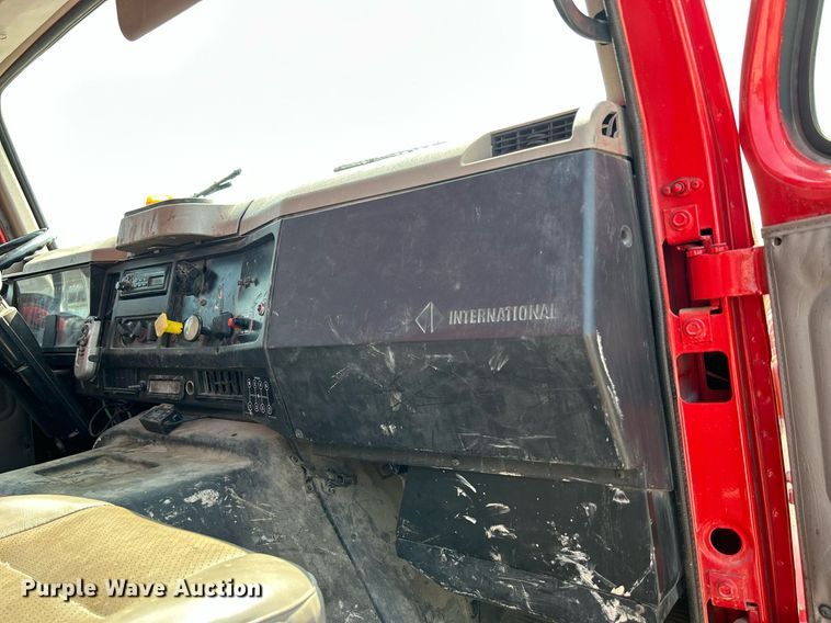 image for item DS6330 2001 International 8100  water truck