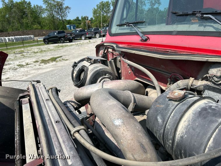 image for item DS6330 2001 International 8100  water truck