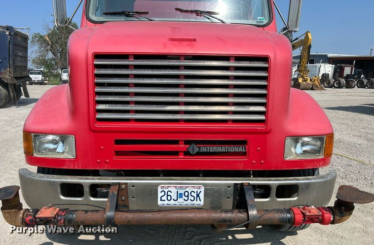 image for item DS6330 2001 International 8100  water truck