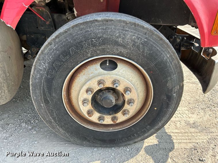 image for item DS6330 2001 International 8100  water truck