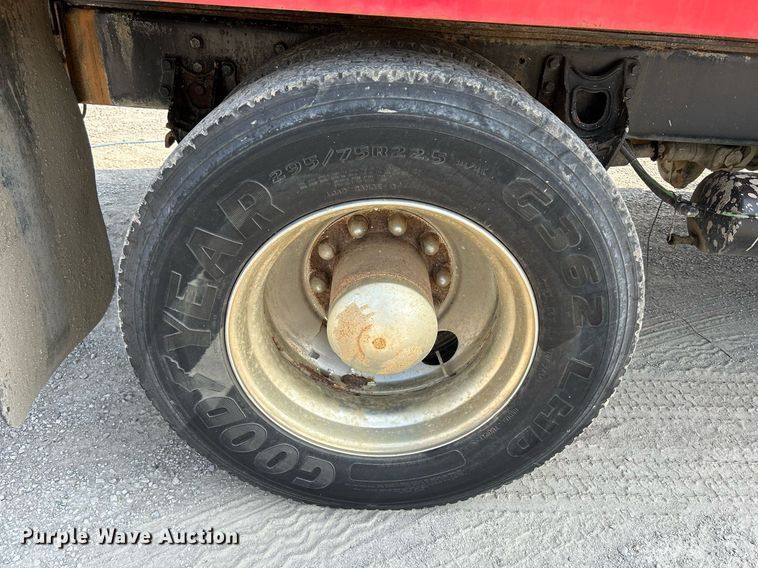 image for item DS6330 2001 International 8100  water truck