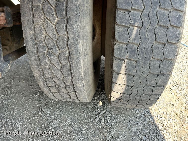 image for item DS6330 2001 International 8100  water truck