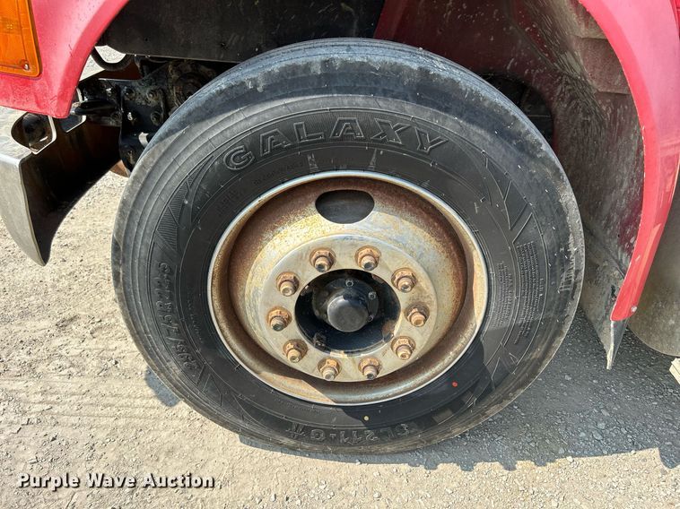 image for item DS6330 2001 International 8100  water truck