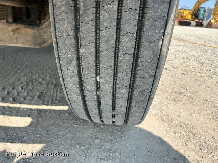 image for item DS6330 2001 International 8100  water truck