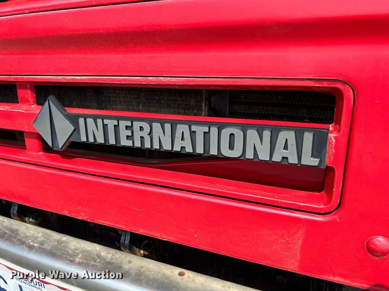 image for item DS6330 2001 International 8100  water truck