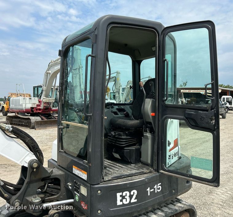 image for item DS6341 2015 Bobcat E32  mini excavator