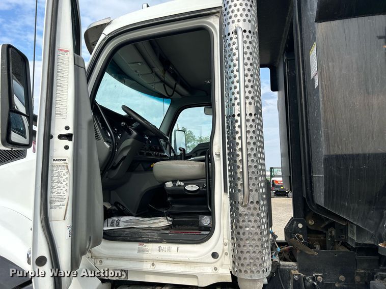 image for item DS6342 2015 Kenworth T880  dump truck