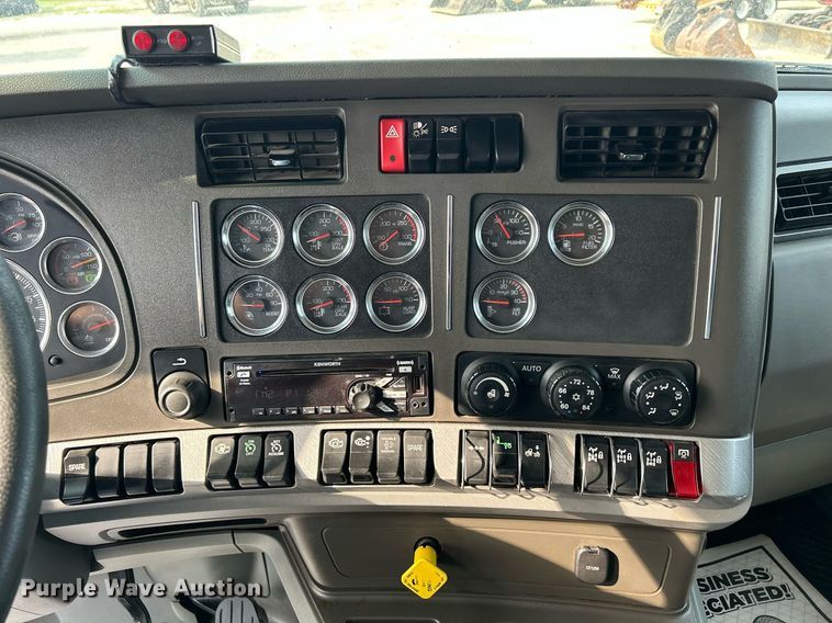 image for item DS6342 2015 Kenworth T880  dump truck