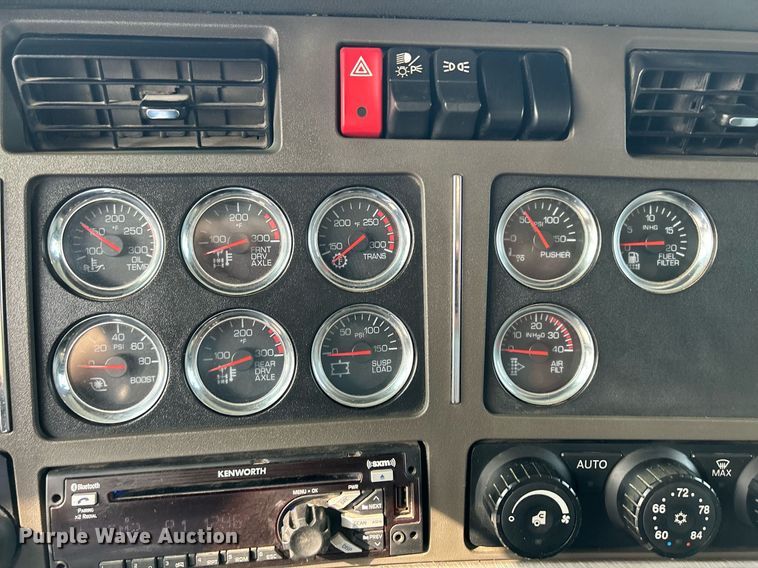 image for item DS6342 2015 Kenworth T880  dump truck