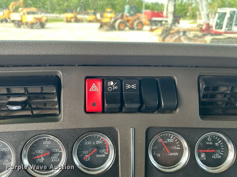 image for item DS6342 2015 Kenworth T880  dump truck