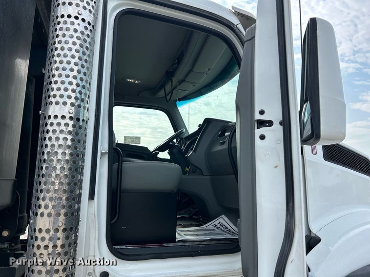 image for item DS6342 2015 Kenworth T880  dump truck