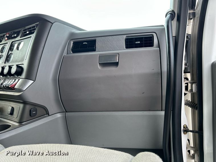 image for item DS6342 2015 Kenworth T880  dump truck