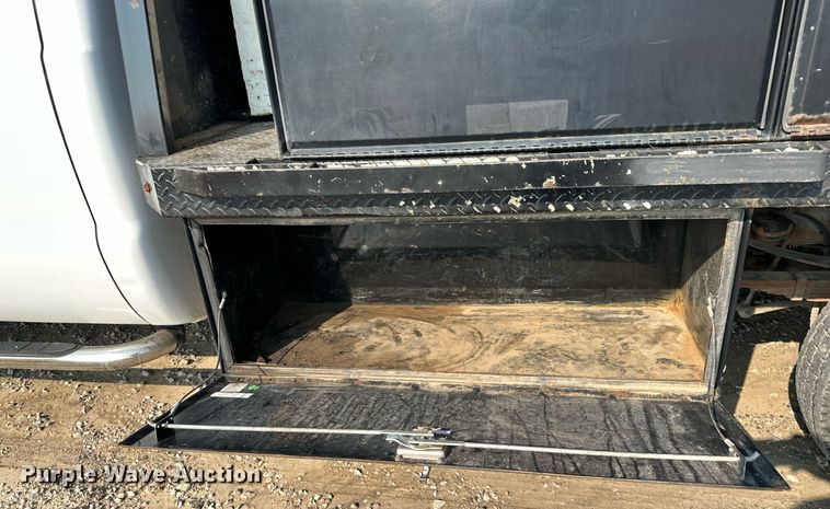 image for item DS6343 2009 Ford F550 Super Duty  flatbed truck