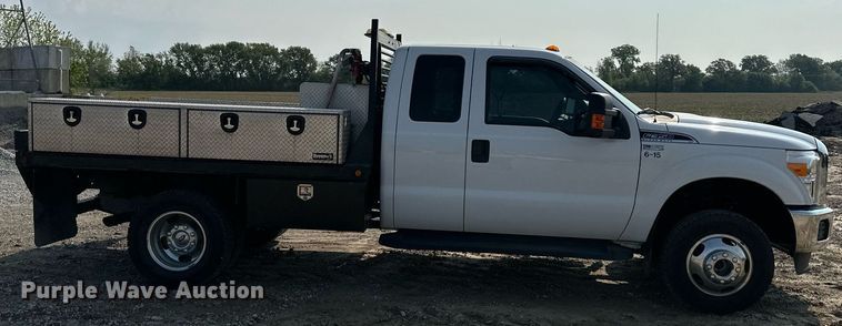 image for item DS6354 2015 Ford F350 Super Duty  SuperCab flatbed pickup truck