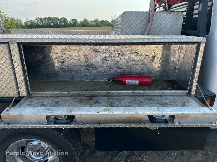 image for item DS6354 2015 Ford F350 Super Duty  SuperCab flatbed pickup truck