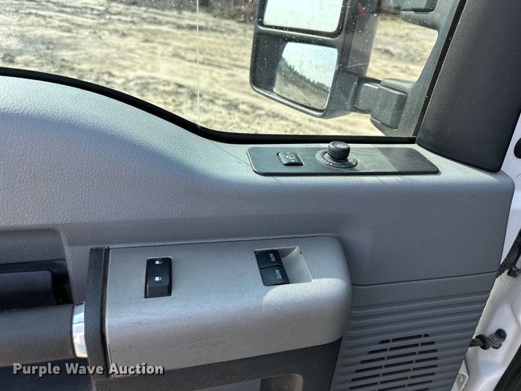 image for item DS6354 2015 Ford F350 Super Duty  SuperCab flatbed pickup truck