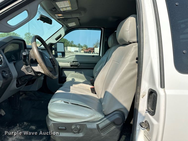 image for item DS6354 2015 Ford F350 Super Duty  SuperCab flatbed pickup truck