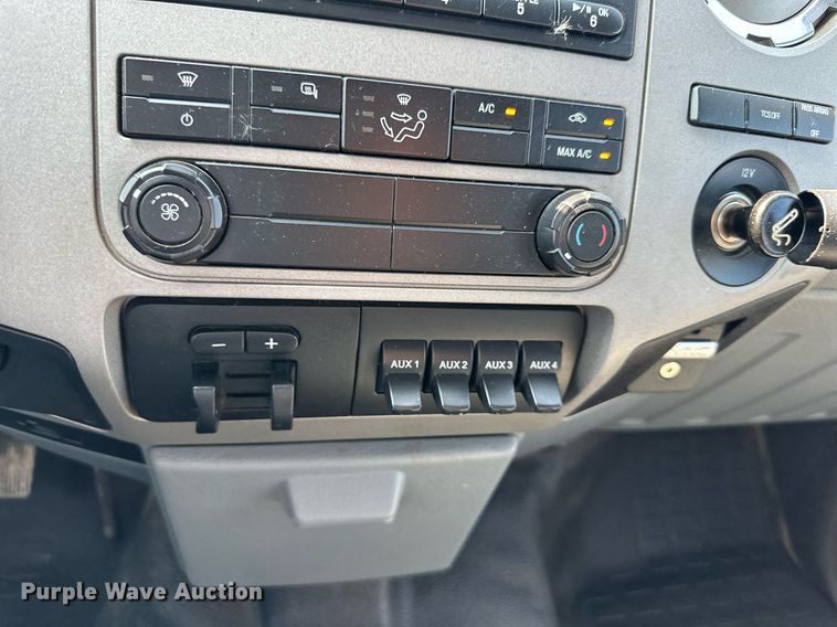 image for item DS6354 2015 Ford F350 Super Duty  SuperCab flatbed pickup truck