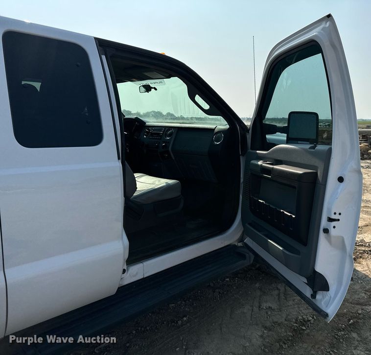 image for item DS6354 2015 Ford F350 Super Duty  SuperCab flatbed pickup truck